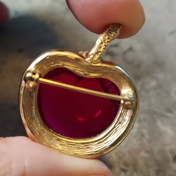 SOLD Vintage Signed Sarah Coventry Lucite Magenta & Goldtone Apple Brooch Pin - Picture 3 of 10